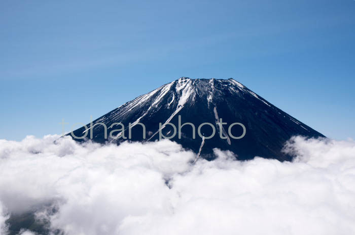 富士山と雲海(山梨県南都留郡)201804