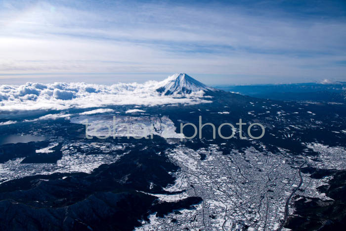 雪の富士吉田市の町並みより富士山(山梨県南都留郡)201912