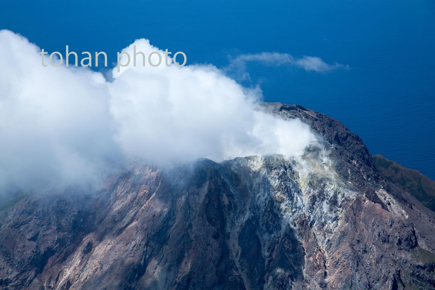 硫黄島(薩摩硫黄島)硫黄岳の火口-鹿児島