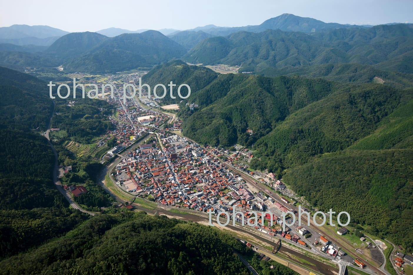 津和野駅と津和野市街地と中国山脈の山並み-山口