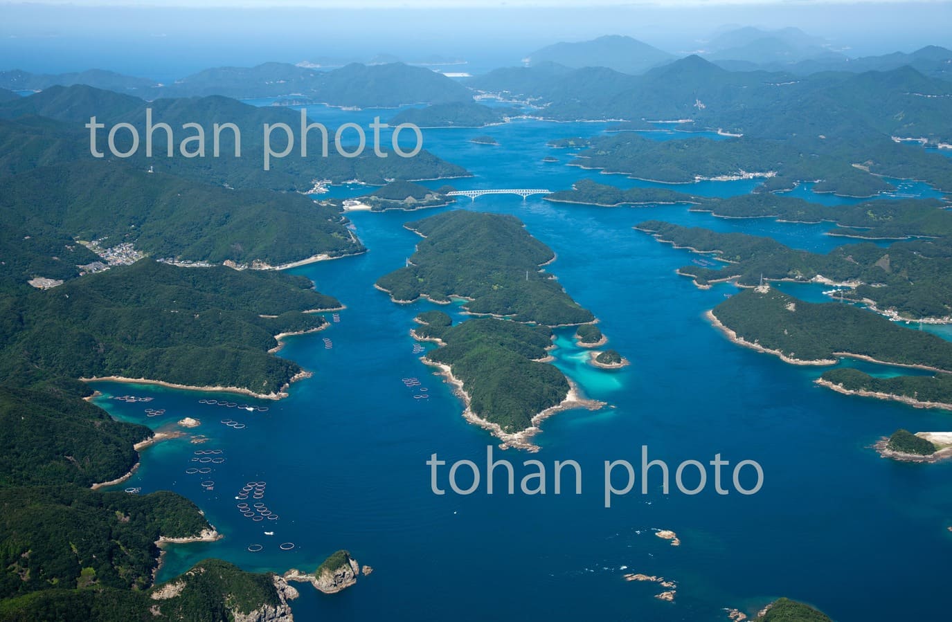 若松島と新上五島の間の海峡より若松大橋方面(五島列島-長