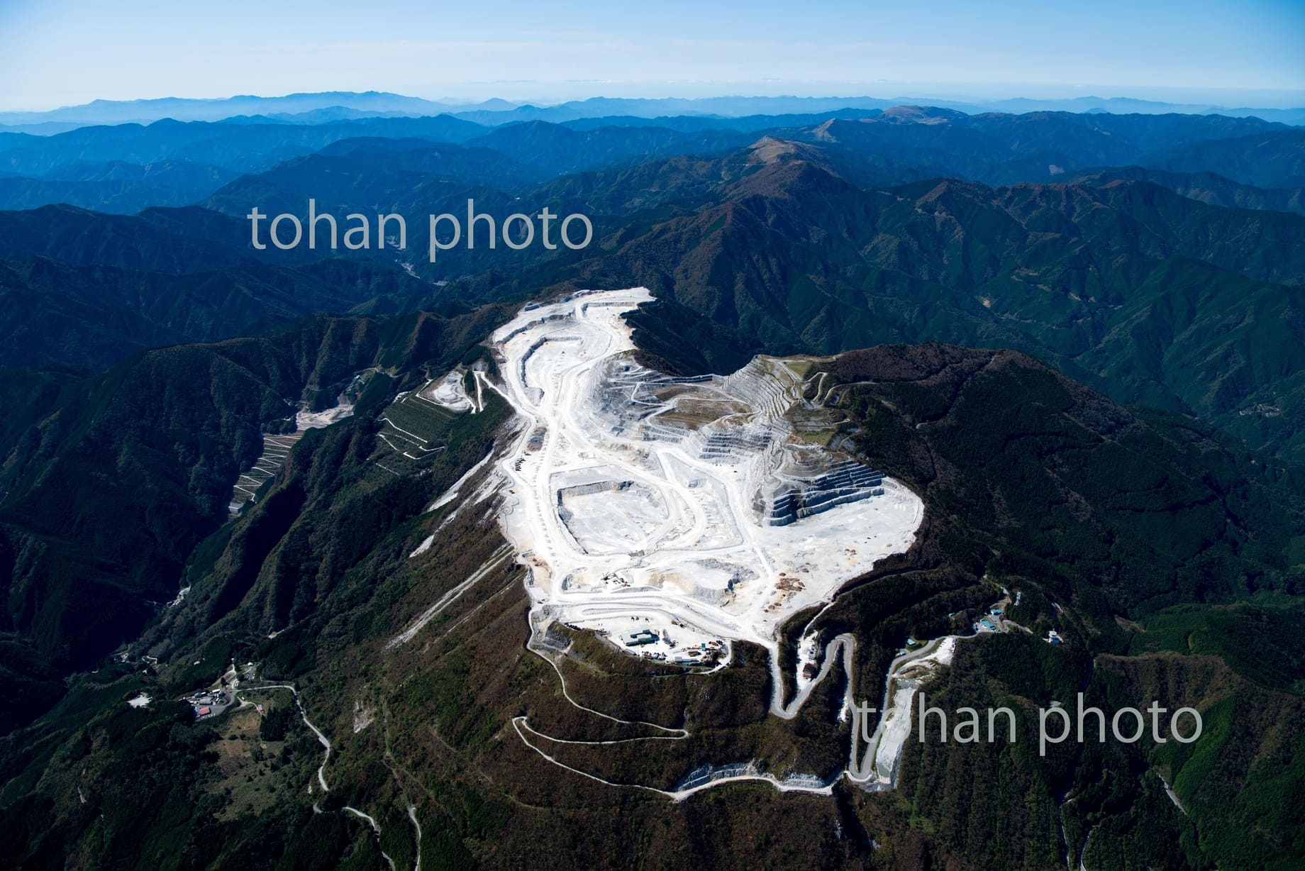 鳥形山頂の石炭石採掘地区より四国カルスト-高知