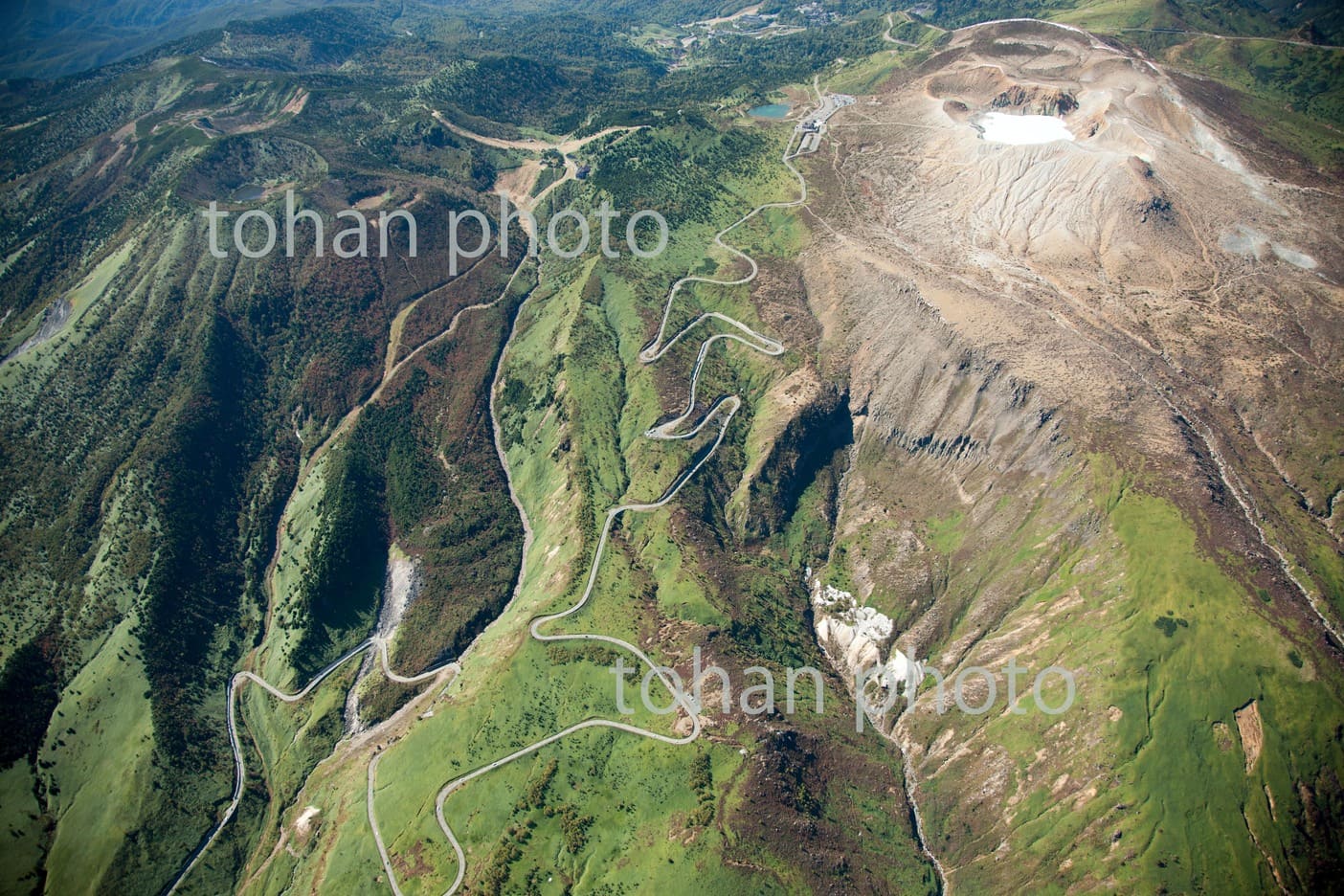 国道292号線と白根山と湯釜