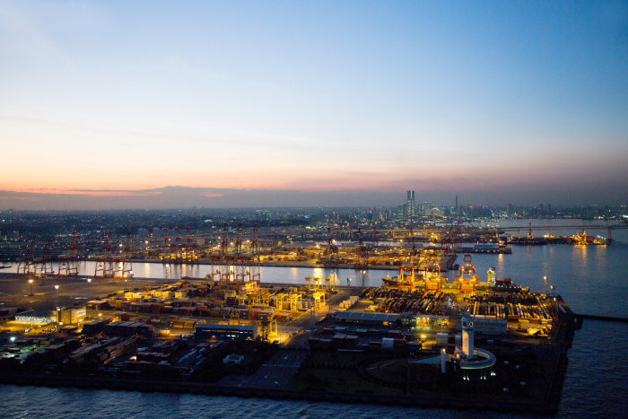 夕景の本牧ふ頭より横浜の街並み(横浜市中区)