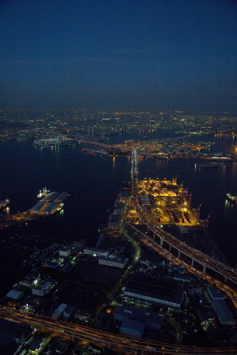 夕景の横浜ベイブリッジ(横浜市中区)