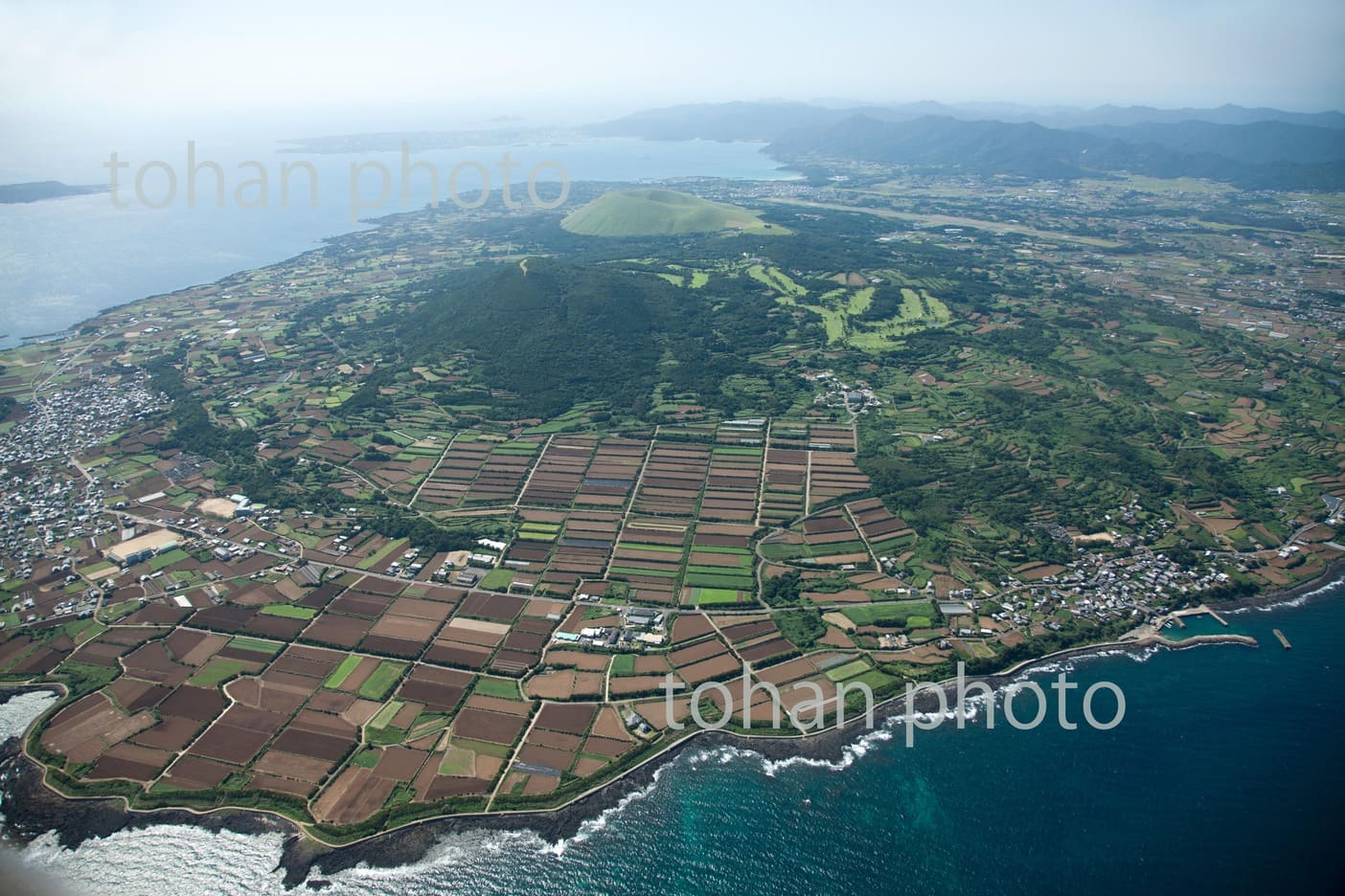 福江島(長手町の田んぼの模様と鬼岳,火ノ岳)-長崎