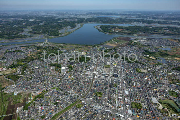佐倉市臼井の街並みと印旛沼(202453)