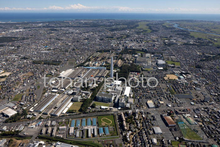 ひたちなか市工場群と勝田駅周辺市街地の街並みと太平洋方面(20241013)