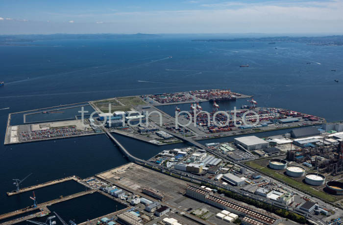 南本牧ふ頭コンテナターミナルと東京湾(202453)