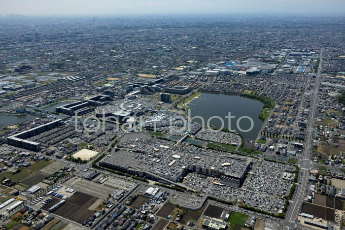 休日で混雑する越谷レイクタウン(ショッピングモール)(202453)