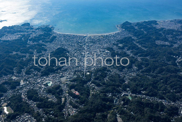 三方が山で囲まれた地形の鎌倉市の街並み(20241103)