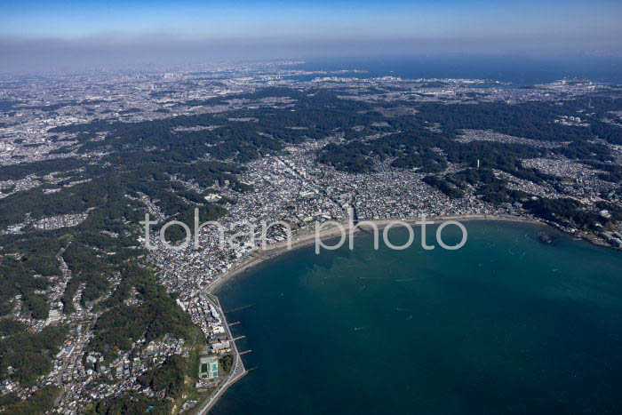 三方が山で囲まれた地形の鎌倉の海岸より街並み(20241103)