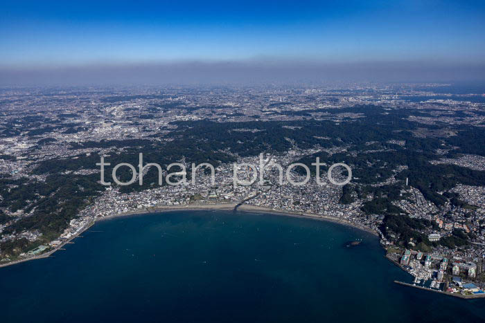 三方が山で囲まれた地形の鎌倉の海岸より街並み(20241103)