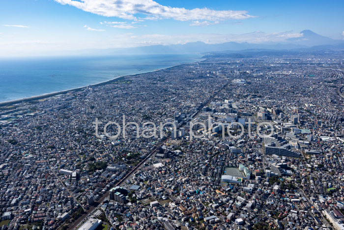 辻堂駅と街並みより湘南海岸と富士山(20241103)