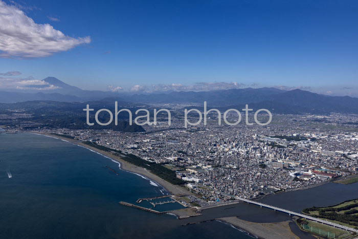 平塚の街並みと相模川河口より富士山(20241103)