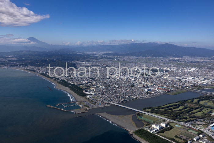 平塚の街並みと相模川河口より富士山(20241103)