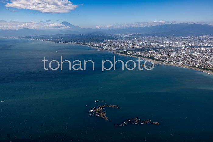 姥島烏(帽子岩)より平塚の街並みと富士山(20241103)