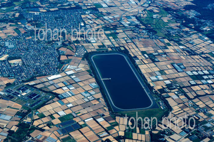 万場調整池と周辺の畑