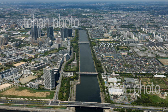 花見川と周辺の街並み