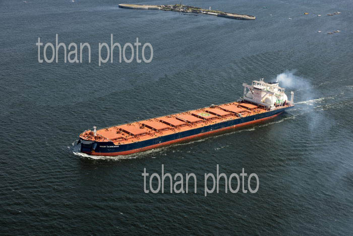 LNG燃料で運行する貨物船a