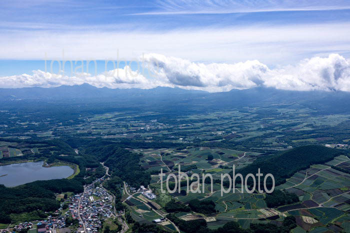 嬬恋村の高原野菜畑群(田代地区周辺より浅間山方面)