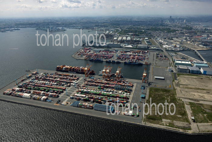 南本牧ふ頭コンテナターミナルより横浜の街並み