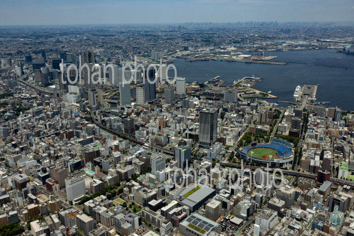 関内駅,横浜スタジアム周辺よりみなとみらい地区と横浜港方面