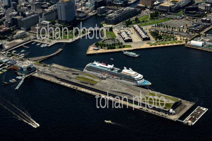 横浜大桟橋旅客船ターミナルと客船飛鳥Ⅲ