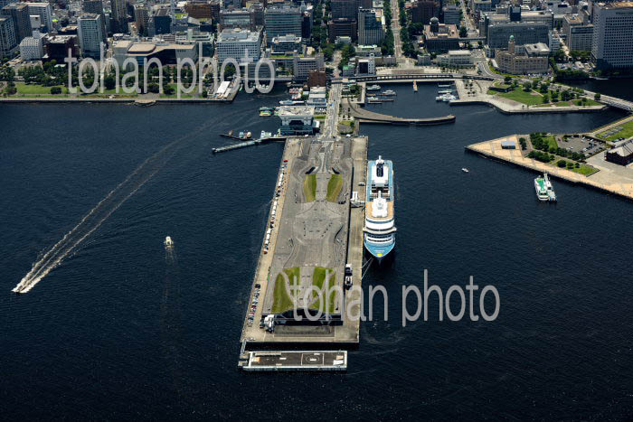 横浜大桟橋旅客船ターミナルと客船飛鳥Ⅲ