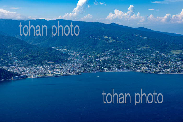 相模灘より湯河原の街並みと箱根の山並み