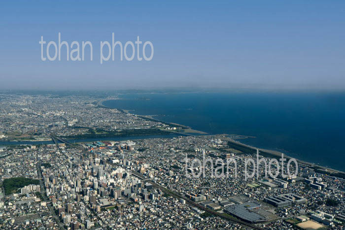 平塚の街並みより江の島方面の湘南海岸線