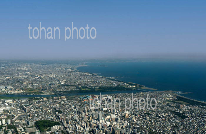 平塚の街並みより江の島方面の湘南海岸線