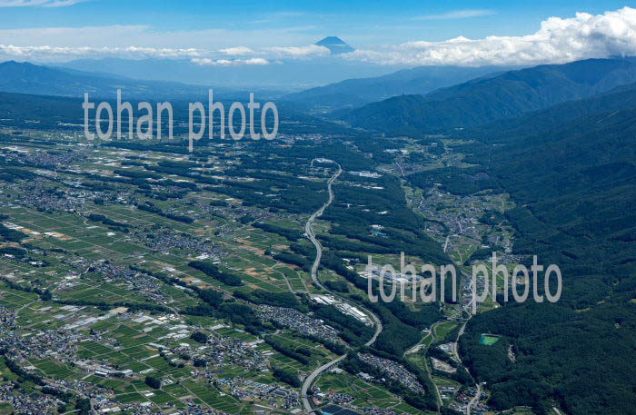 茅野市周辺より甲州街道と富士山