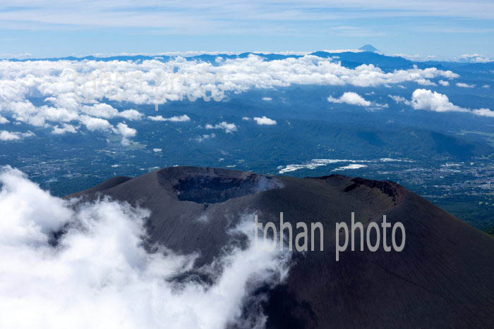 浅間山火口付近(日本百名山)より富士山方向