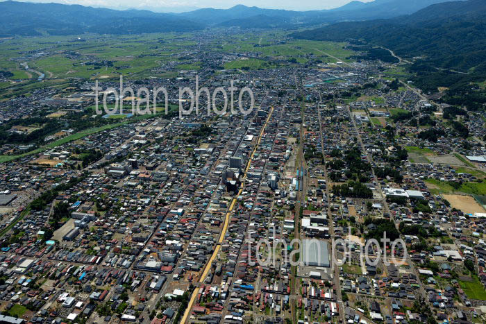 高田駅の街並みと高田平野