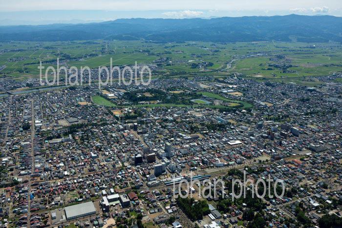 高田駅の街並みと高田平野