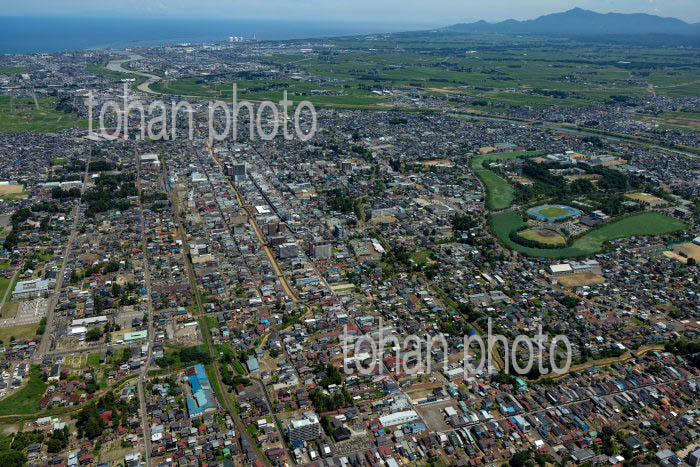 高田駅の街並みと高田平野