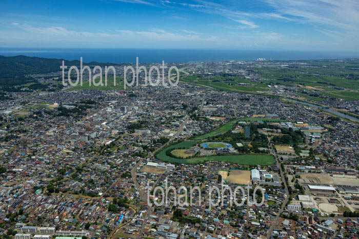 高田城址公園と高田の街並みより日本海