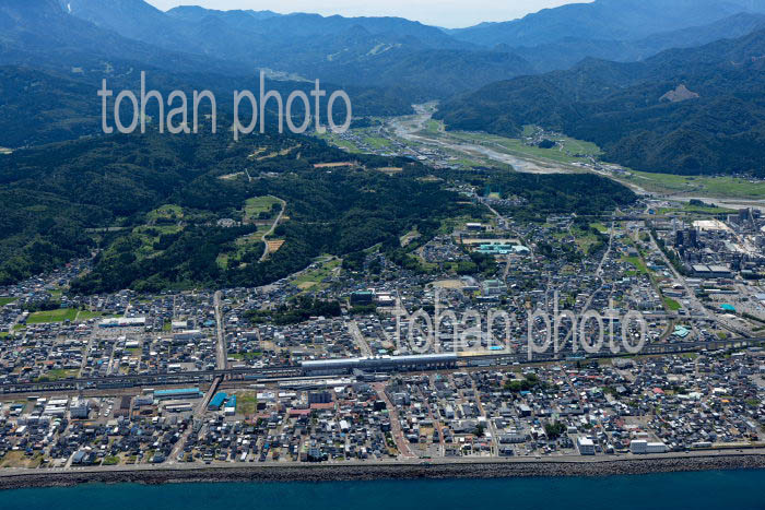 糸魚川駅と街並み