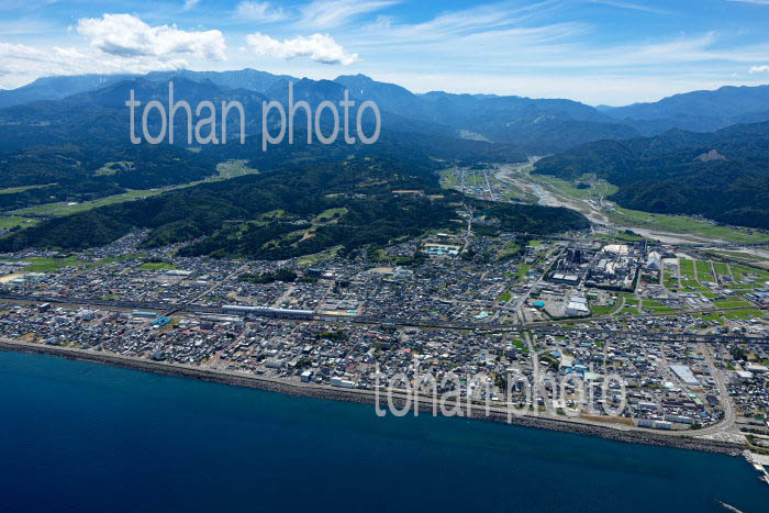 糸魚川駅と街並み