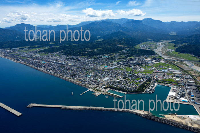 姫川港より糸魚川駅と街並み