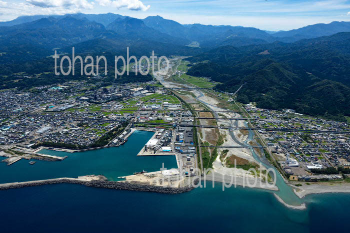 姫川港より糸魚川駅と街並み