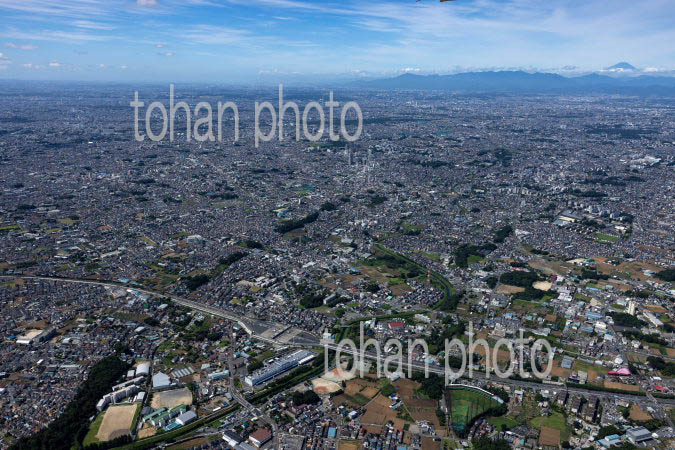 関越自動車道新座料金所周辺より新座,東久留米市の街並みとの富士山