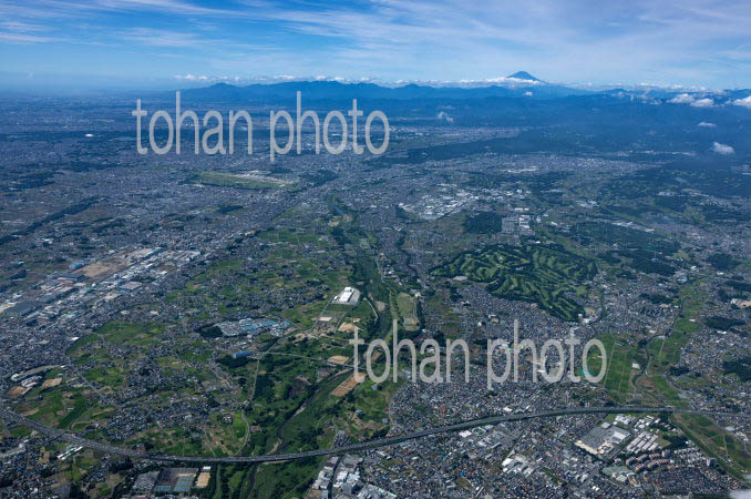 的場の街並みと入間川周辺の街並みより富士山