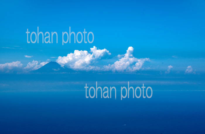 積乱雲と富士山(ゴジラとガメラのイメージ)