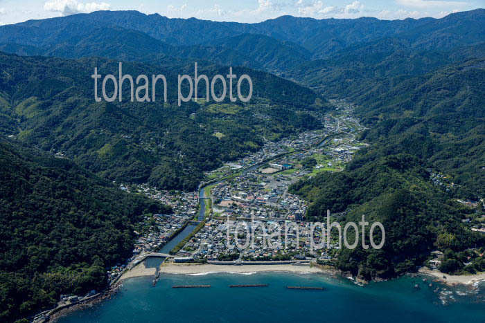 河津駅と河津の町並みより伊豆の山並み