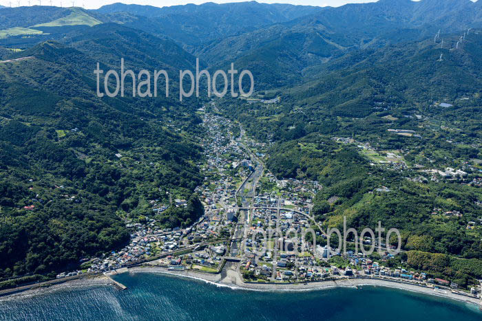 片瀬白田駅と白田の町並みより伊豆の山並み