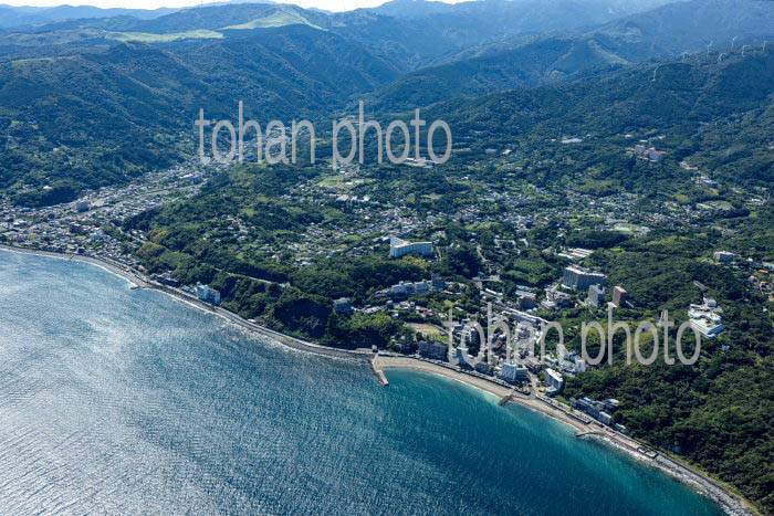 伊豆熱川駅と熱川の町並み