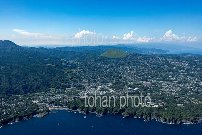 伊豆高原(城ケ崎南地区の海岸)より大室山方面