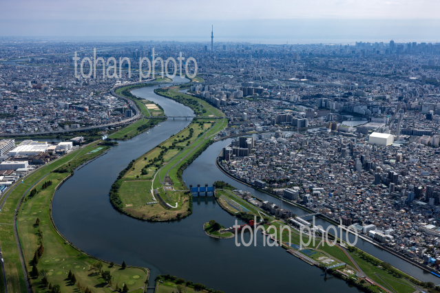 旧･岩淵水門(赤水門),荒川,隅田川合流地区より東京の街並み